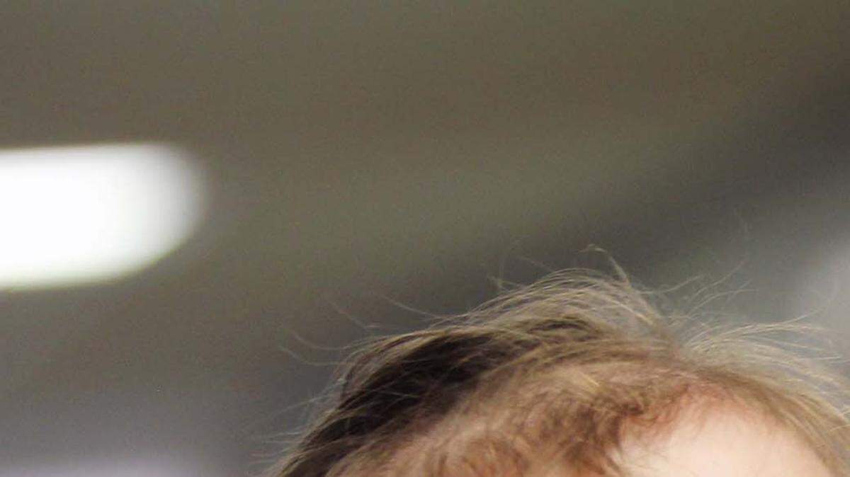 Diana Pereira, a la derecha, sostiene a su hija, de 2 años de edad Nicolly Pereira, en el Bascom Palmer Eye Institute de Miami. 