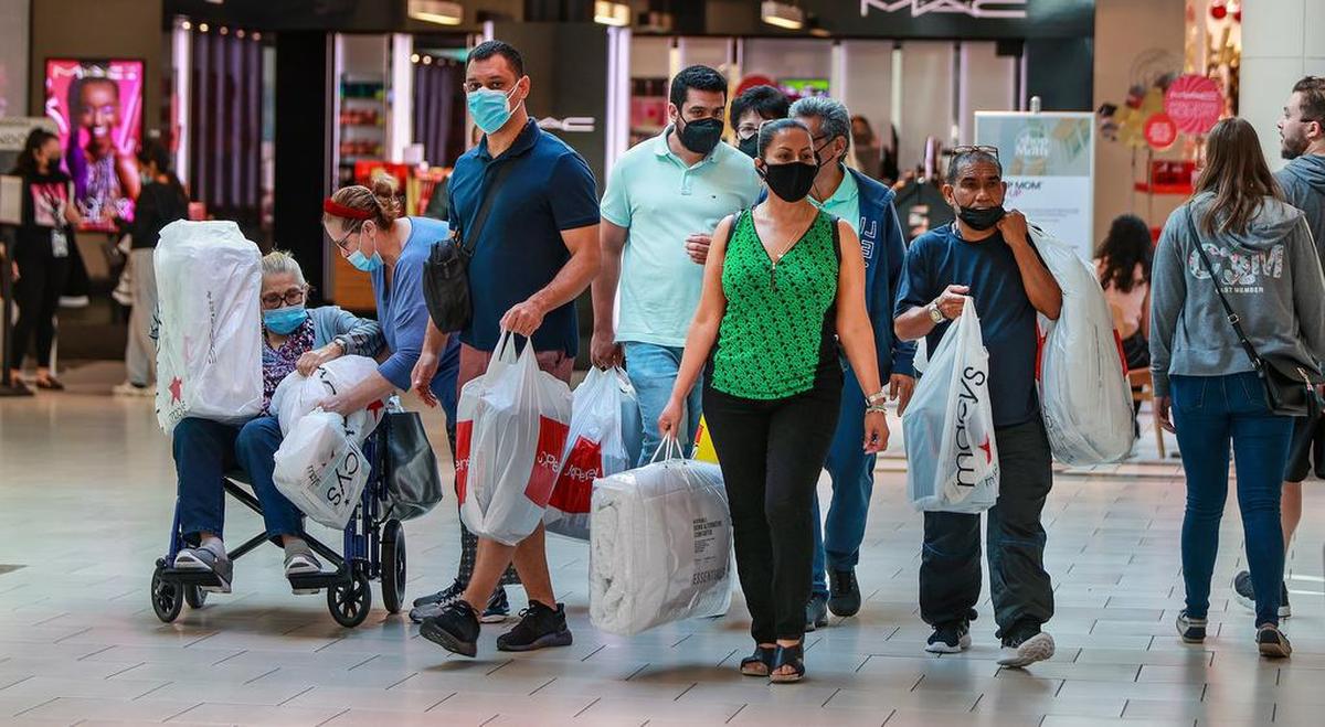 Los compradores inundaron el Dadeland Mall en busca de ofertas del Black Friday el viernes 26 de noviembre de 2021.