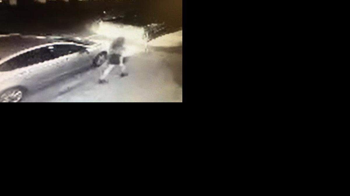 Por el momento, la policía no ha dado a conocer una descripción del sujeto.