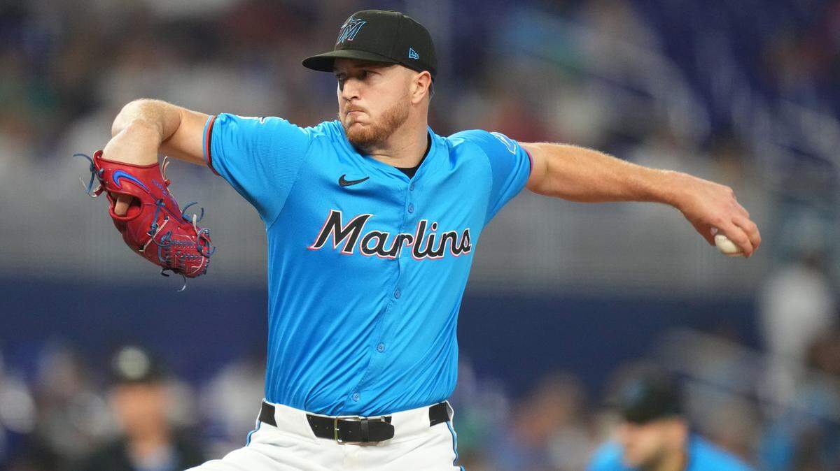 El abridor de los Marlins Trevor Rogers lanza en el primer inning del partido ante los Guardianes de Cleveland, celebrado el 9 de junio de 2024 en Miami.