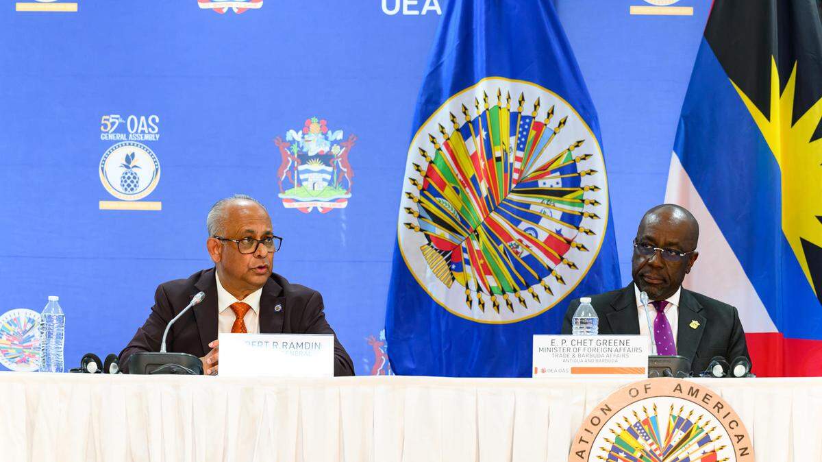 Fotografía cedida por la Organización de los Estados Americanos (OEA) donde aparece su secretario general, Albert Ramdin (izq.), junto al ministro de Relaciones Exteriores y Comercio de Antigua y Barbuda, E. P. Chet Greene, hablando en la conferencia de prensa inaugural de la 55 Asamblea General de la OEA este martes, 24 de junio de 2025 en Saint John, Antigua y Barbuda.