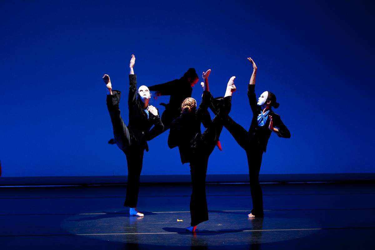 Los bailarines de Dance NOW! Miami en “Court Dance”, de Hannah Baumgarte.