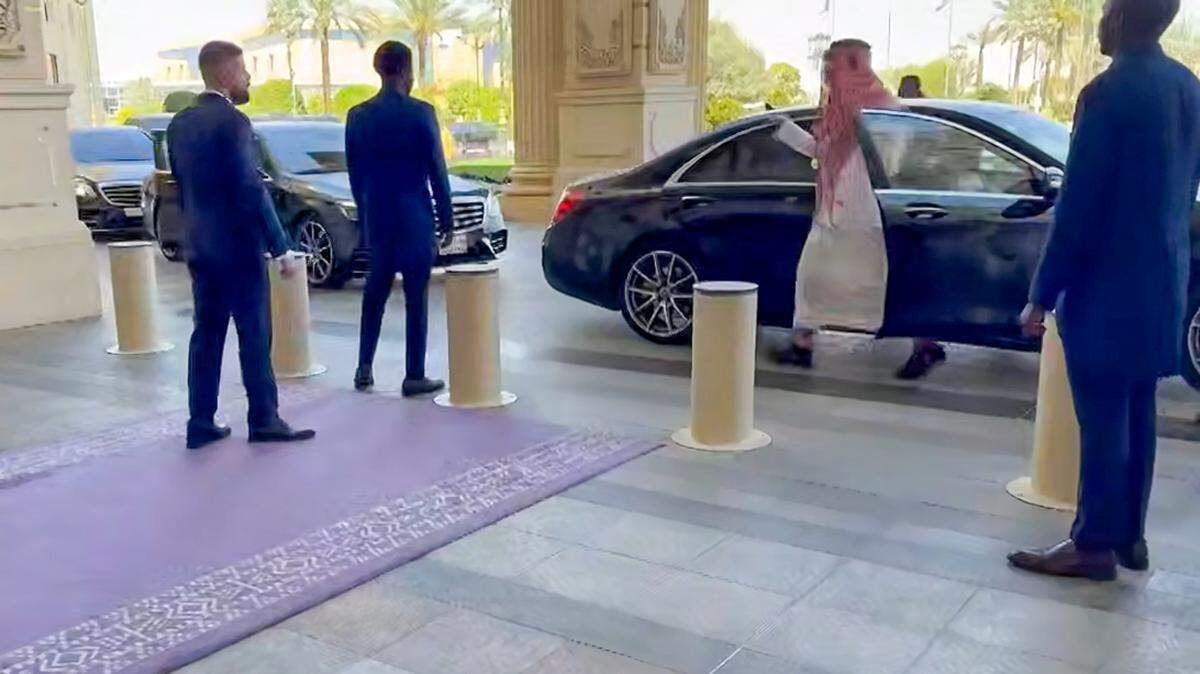 En esta imagen tomada de la televisión, un funcionario llega al hotel Ritz-Carlton, en Riad, Arabia Saudita, el lunes 24 de marzo de 2025, en donde delegaciones de EEUU y Rusia negocian una tregua para la invasión rusa de Ucrania. 