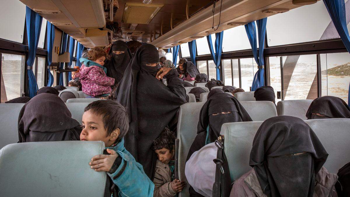 Las mujeres y los niños que huyeron de las últimas áreas de control de los Estados islámicos en Siria se amontonan en un autobús en un punto de detección en el desierto cerca de Deir al-Zour, Siria, para llegar a los campamentos controlados por las milicias kurdas sirias el 7 de febrero de 2019. El anuncio en marzo de que el Estado Islámico había perdido su parche final de territorio en Siria plantea preguntas urgentes sobre qué hacer con las decenas de miles de personas que se habían reunido para unirse a los yihadistas de todo el mundo y que ahora no tienen a dónde ir.