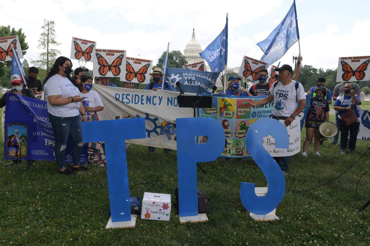 Foto de archivo del 10 de junio de 2024 que muestra a activistas exigiendo al presidente Joe Biden que extienda el Estatus de Protección Temporal (TPS, por sus siglas en ingles) para inmigrantes, en Washington, D.C.
