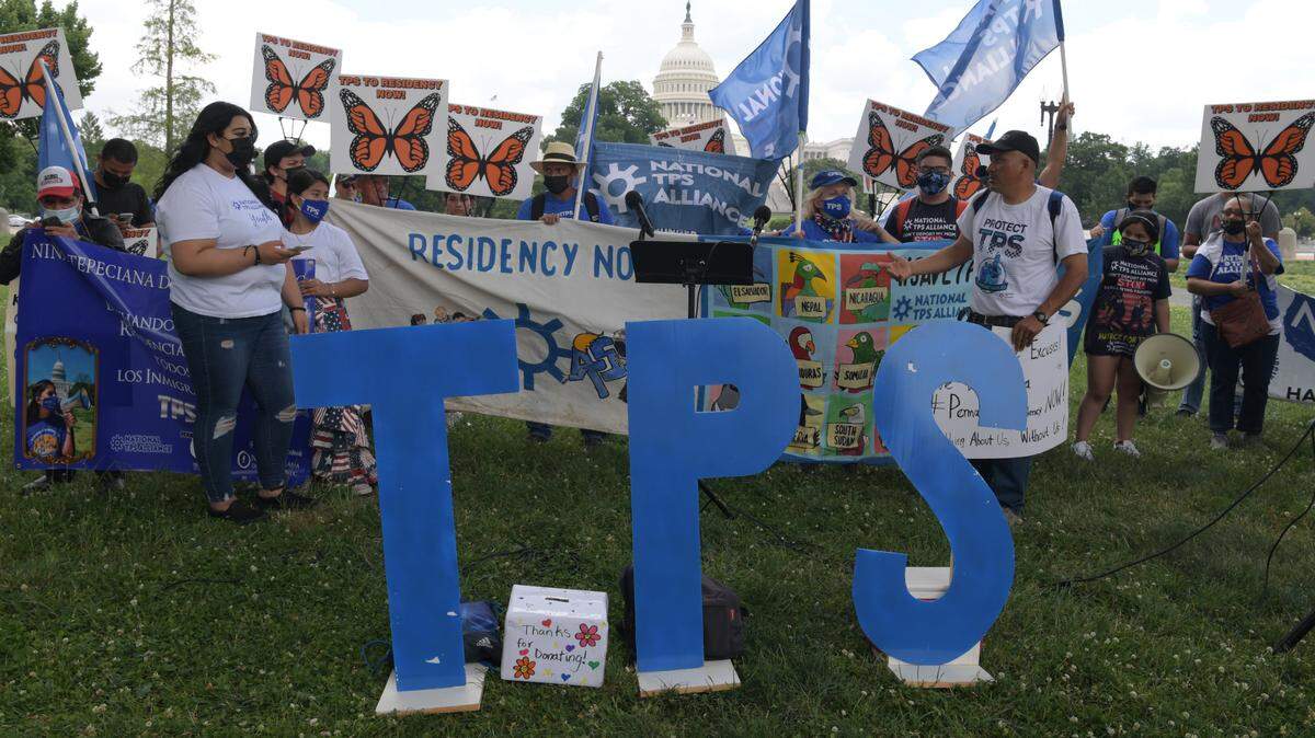 Foto de archivo del 10 de junio de 2024 que muestra a activistas exigiendo al presidente Joe Biden que extienda el Estatus de Protección Temporal (TPS, por sus siglas en ingles) para inmigrantes, en Washington, D.C.