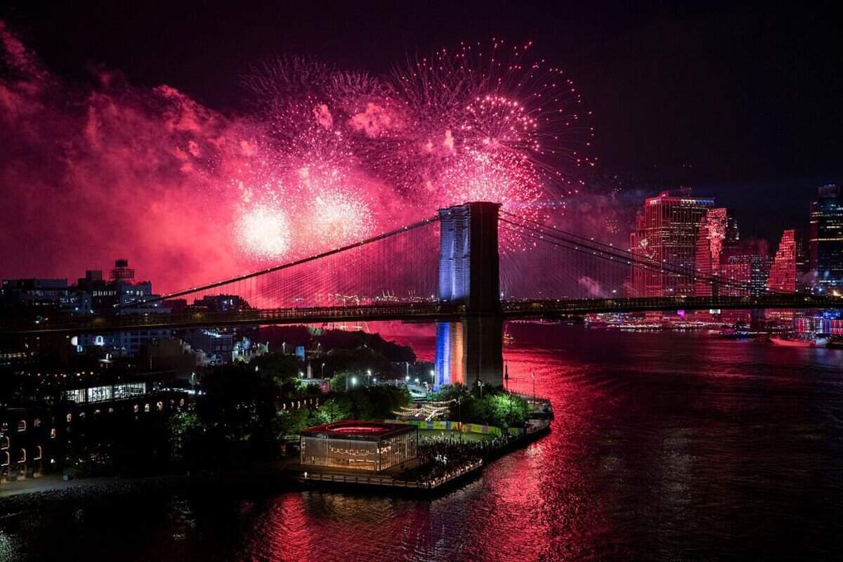 Los fuegos artificiales se encienden sobre el Puente de Brooklyn y el Bajo Manhattan durante el espectáculo de fuegos artificiales del 4 de julio de Macy’s el 4 de julio de 2026 en la ciudad de Nueva York.