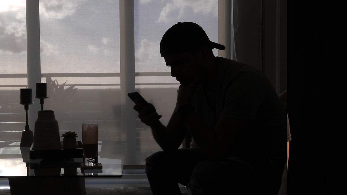 Javier Romero revisa sus redes sociales desde su apartamento en el Doral.