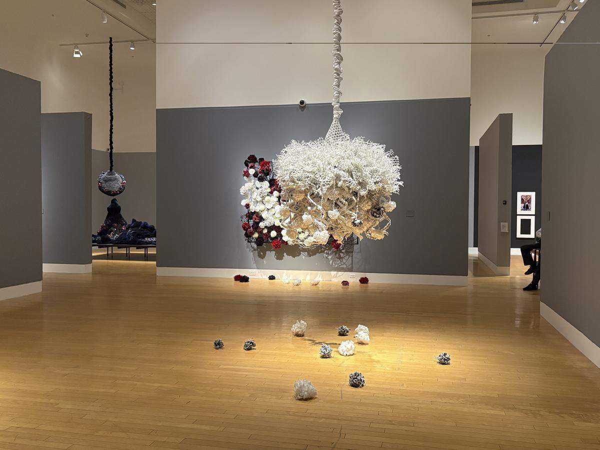 Exposición “Petah Coyne: How Much A Heart Can Hold” (“Cuánto puede contener un corazón”). Obras en sala. Lowe Art Museum, UM. 
