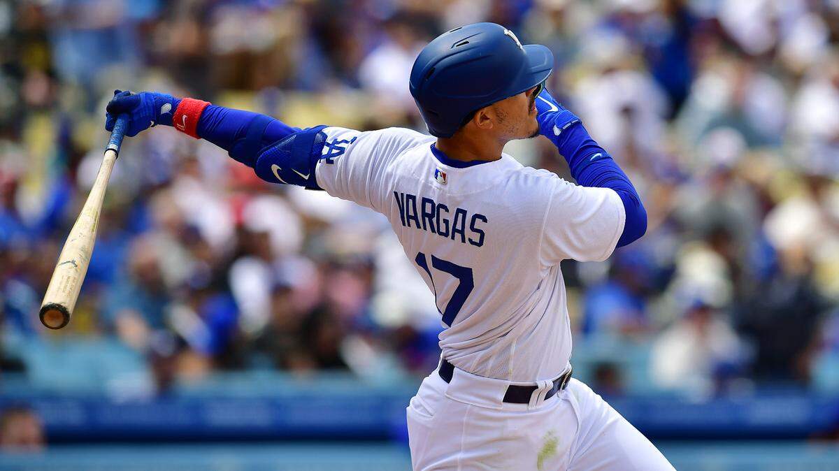 El segunda base cubano de los Dodgers Miguel Vargas batea un jonrón en el cuarto inning del partido ante los Filis de Filadelfia, celebrado el 3 de mayo de 2023 en Los Ángeles.