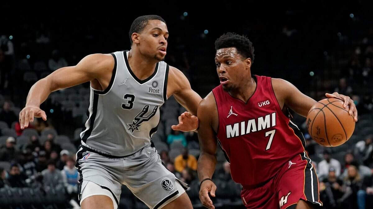 El jugador del Heat Kyle Lowry trata de entrar al aro ante la marca de Keldon Johnson, de los Spurs, en el partido celebrado el 3 de febrero de 2022 en San Antonio.