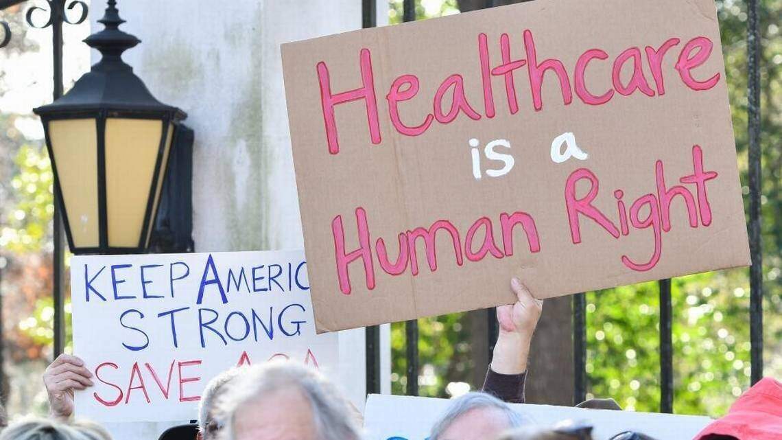Juez bloquea en 19 estados la norma que permite a Dreamers inscribirse en planes de salud de ACA