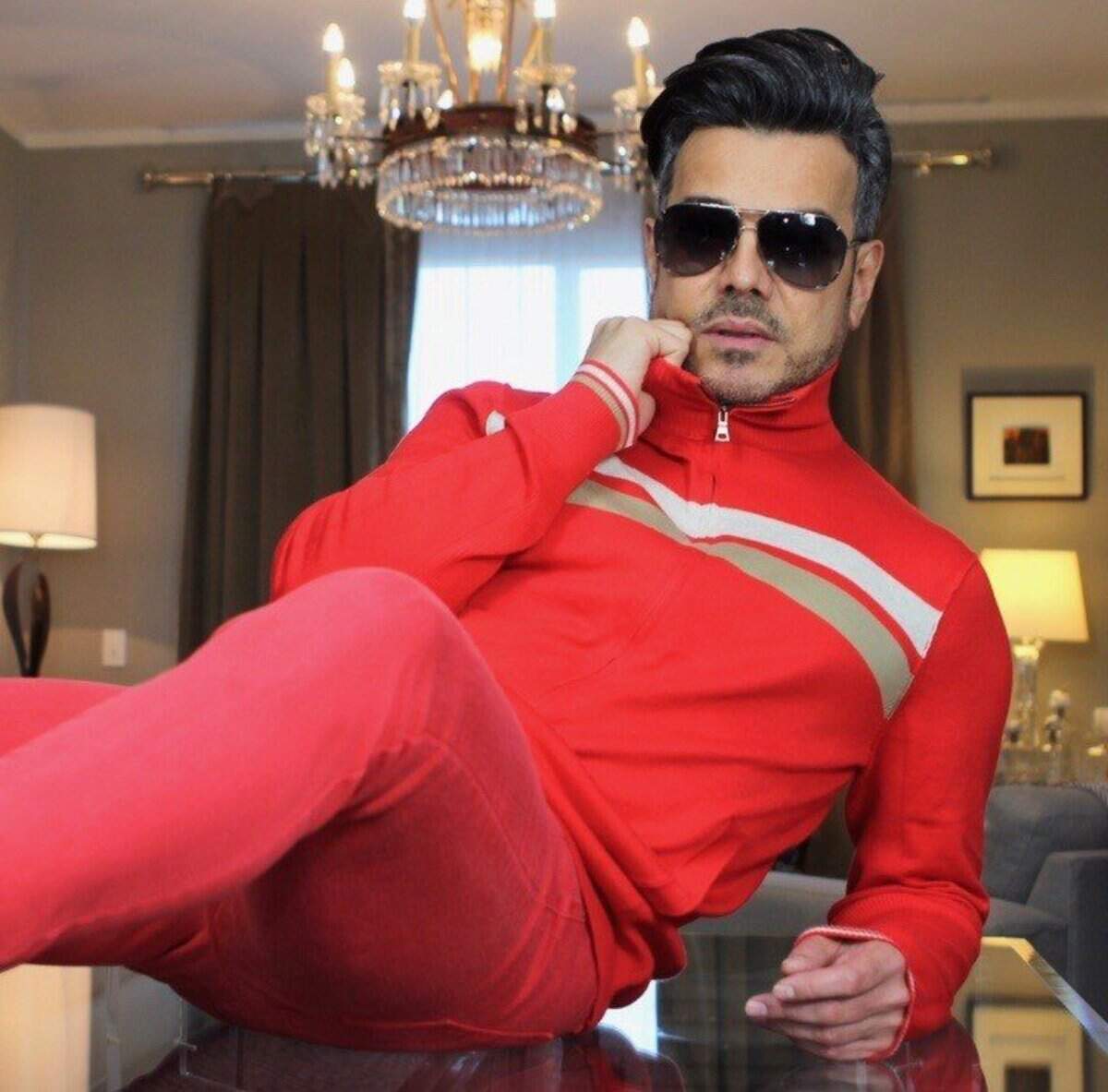 El actor y bailarín venezolano Divine, se presenta en el centro nocturno Hoy como Ayer, con un show personal, íntimo y lleno de energía.