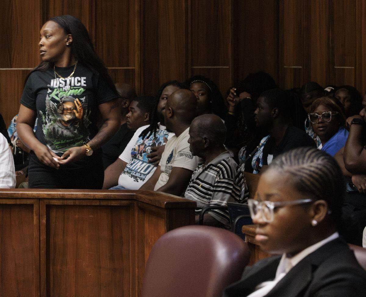 Jahara Malik, de 18 años, junto a su equipo de defensa en su audiencia de sentencia tras declararse culpable de un cargo de homicidio involuntario por la muerte de Yahkeim Lollar.