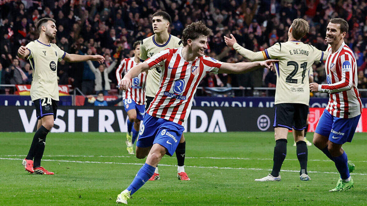 El delantero del Atlético de Madrid Julian Álvarez (centro) celebra un gol ante Barcelona, en el partido de ida de las semifinales de la Copa del Rey efectuado el 12 de febrero de 2026 en Madrid.