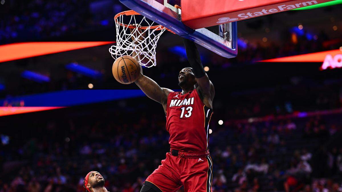 El jugador del Heat Bam Adebayo clava la pelota en el primer cuarto del partido ante los 76ers, celebrado el 14 de febrero de 2024 en Filadelfia.