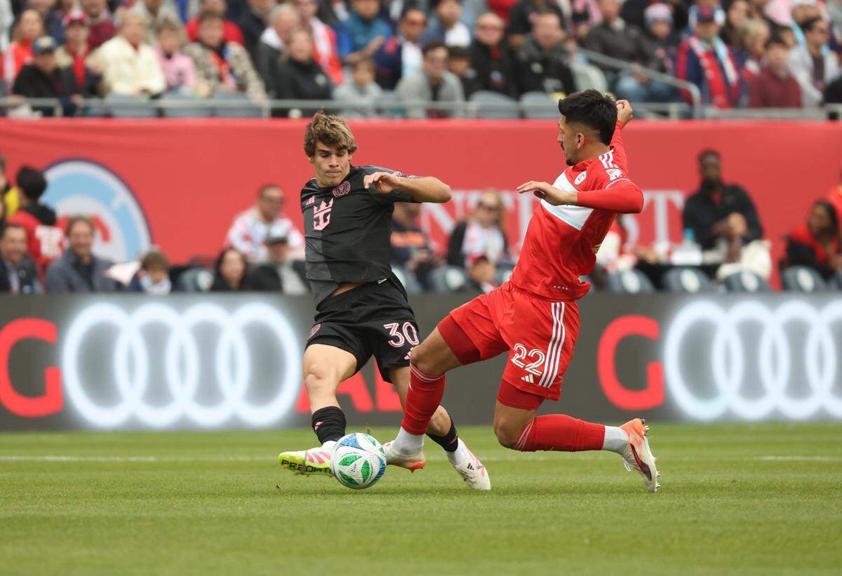 El jugador del Chicago Fire Mauricio Pineda (der.) lucha por la pelota con Benjamín Cremaschi, del Inter Miami, en el partido celebrado el 13 de abril de 2025 en el Soldier Field de Chicago.