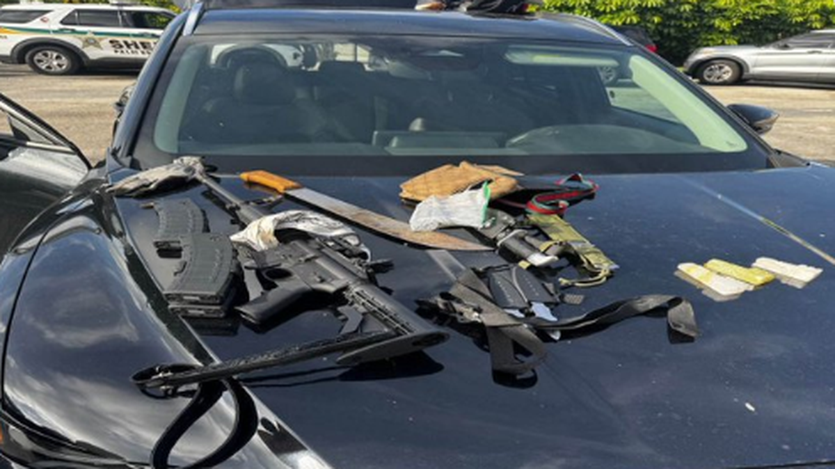 Un hombre, identificado como Michael Rodrigues, fue arrestado el martes en el aeropuerto internacional de Palm Beach, en Florida, después de que la policía encontrara un fusil semiautomático AR-15 completamente cargado y varios cuchillos ocultos en el interior de un coche de alquiler registrado a su nombre.