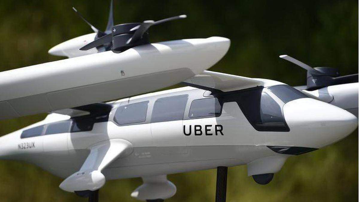 El 8 de mayo de 2018, en el Skirball Center de Los Ángeles, California, se exhibe un modelo de taxi volante eléctrico eVTOL de Uber.