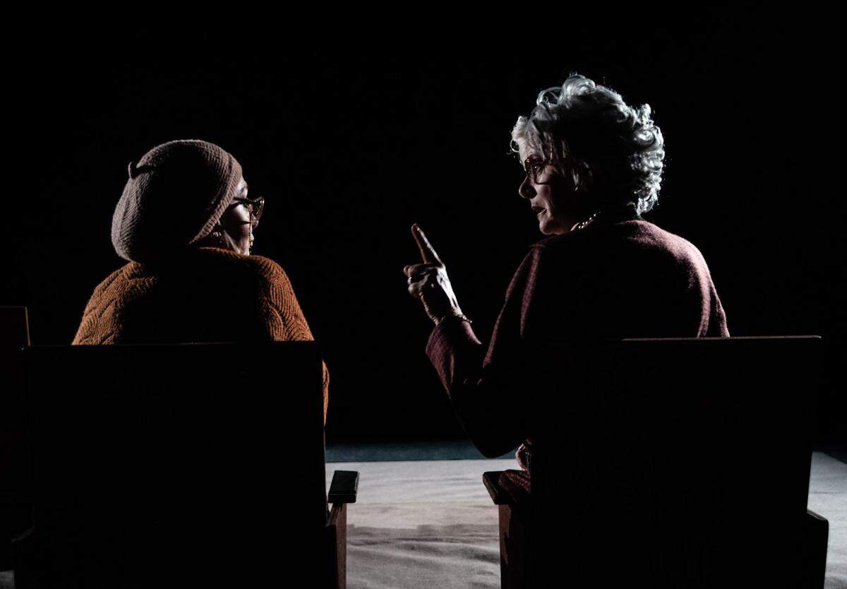 Martha Vidal (Azucena, a la izquierda) y María Elena Pérez (Graciela) en otra escena de la obra. 