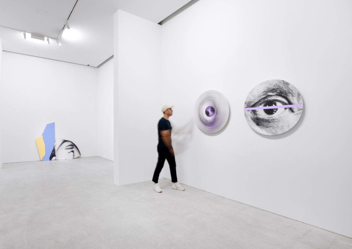 “Los ojos de Picasso A y B”, Javier Martín, 2023. Sello de tinta UV, pintura acrílica sobre madera. Diámetro 84cm y 33 pulgadas. Cortesía de la galería.