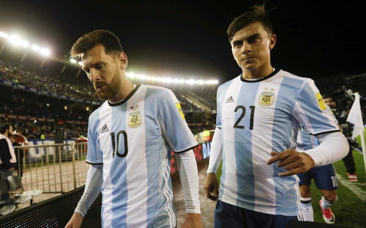 Lionel Messi (izq.) y Paulo Dybala dejan el campo al finalizar la primera mitad del partido entre Argentina y Venezuela, el 5 de septiembre del 2017.