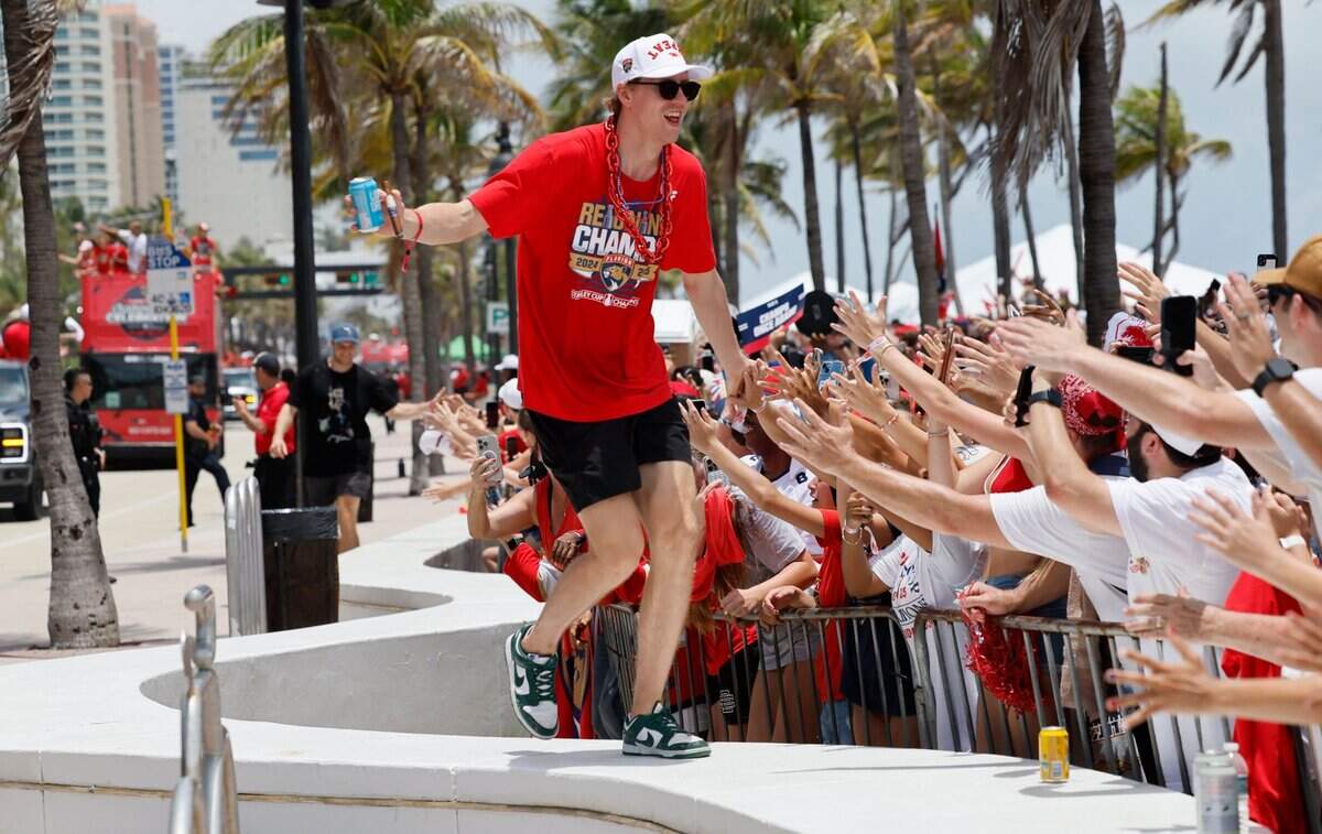El jugador de los Panthers Niko Mikkola interactúa con los fanáticos durante el desfile de celebración por el segundo título consecutivo de la NHL conseguido por el equipo, el domingo 22 de junio de 2025 en Fort Lauderdale, Florida.