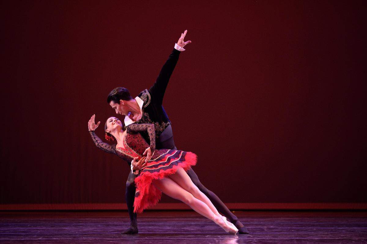 Katherine Barkman y Jorge Oscar Sánchez en el 'Grand Pas de Deux' del ballet “Don Quijote” durante el XXIV International Ballet Festival of Miami (IBFM) en 2019. 