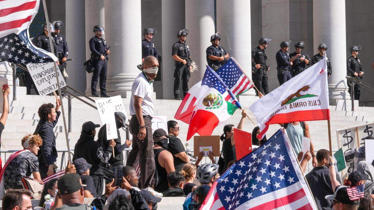 Agentes policiales vigilan la entrada al Ayuntamiento durante una protesta contra las redadas de la Policía de Inmigración (ICE), el 12 de junio de 2025, en Los Ángeles.