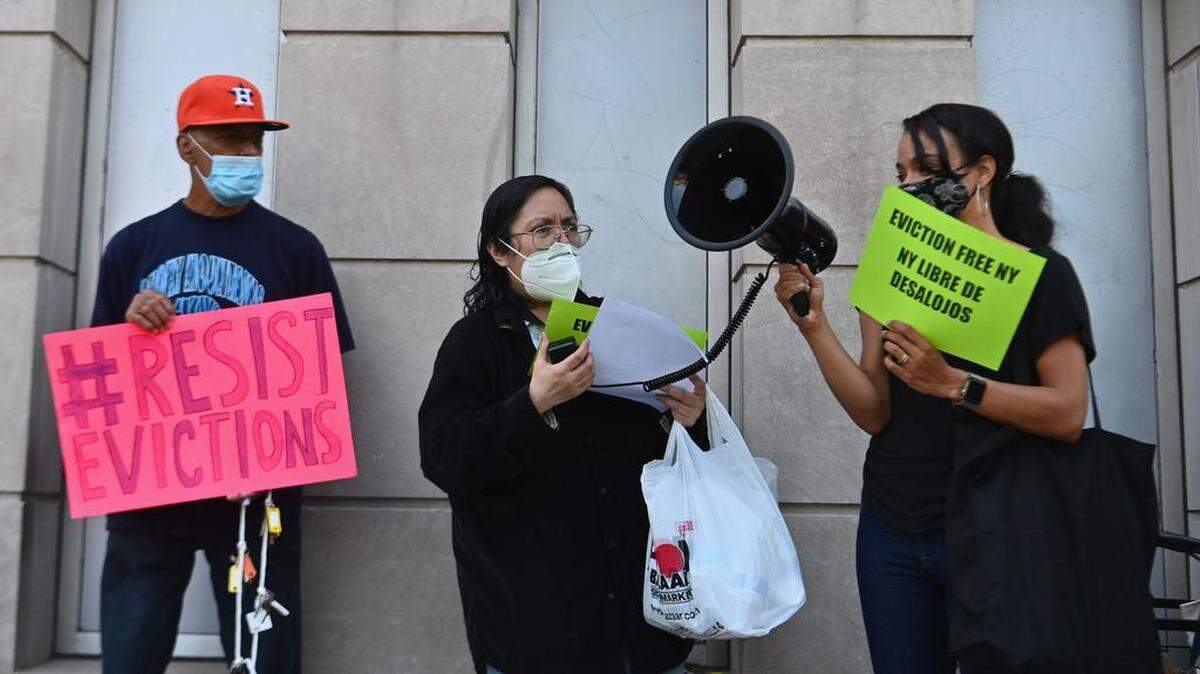 En esta foto de archivo tomada el 10 de agosto de 2020, miembros de la comunidad protestan contra los desalojos y en apoyo del movimiento para “cancelar el alquiler” fuera del tribunal de vivienda del Bronx en el barrio del Bronx de la ciudad de Nueva York.