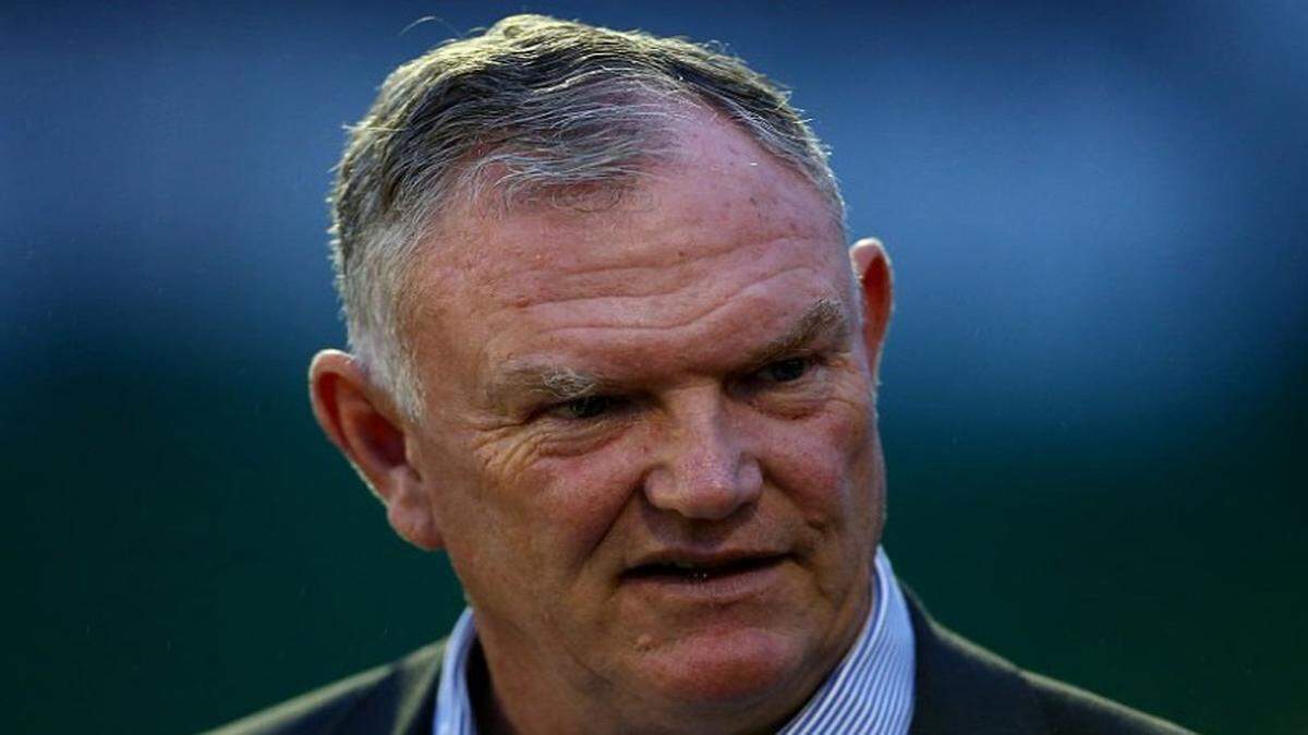 El presidente de la Federación inglesa de fútbol (FA), Greg Clarke, habló con futbolistas homosexuales y propuso que revelen su orientación en grupo, dijo en una entrevista publicada este lunes.