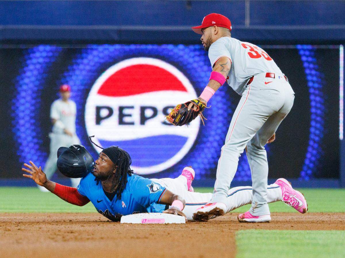 El bateador designado de los Marlins Josh Bell llega quieto a segunda base en una jugada en el partido ante los Filis de Filadelfia, celebrado el 12 de mayo de 2024 en Miami.