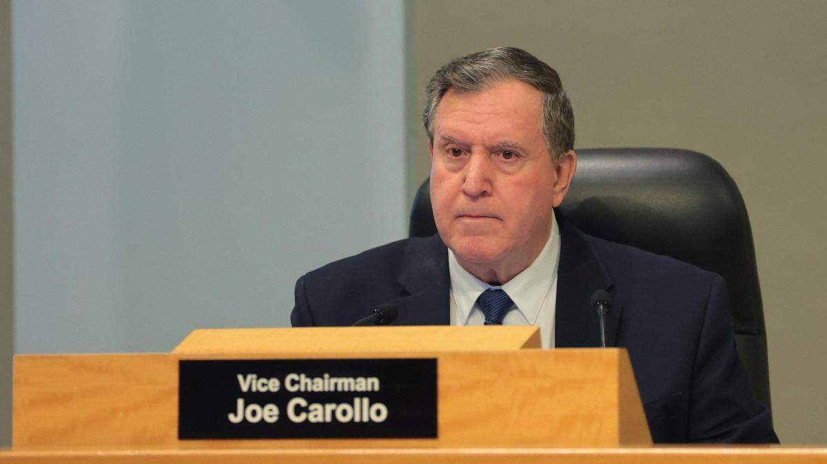 El comisionado de Miami Joe Carollo escucha los comentarios del público durante una reunión de la comisión en el Ayuntamiento el pasado 10 de abril.