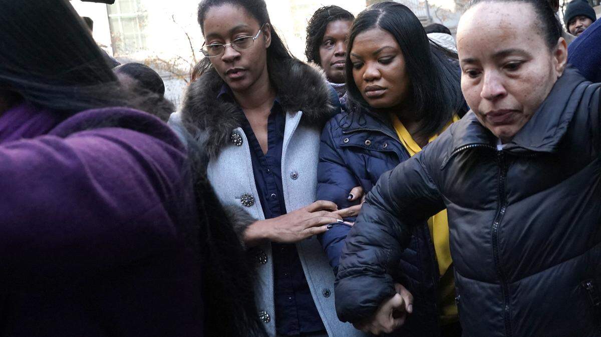 La guardia del Centro Correccional Metropolitano, Tova Noel (segunda de la derecha), rodeada de simpatizantes, abandona el Tribunal Federal de Nueva York el 25 de noviembre de 2019. 