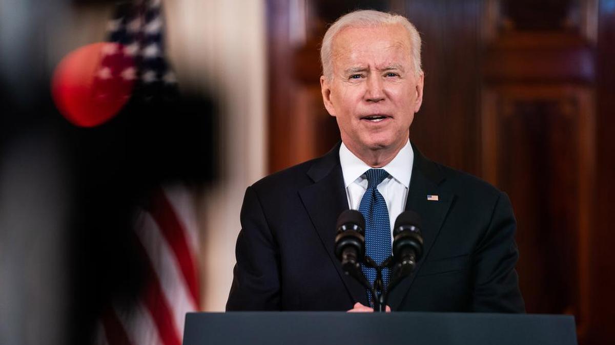 El presidente Biden pronuncia sus comentarios sobre el Medio Oriente en el Cross Hall de la Casa Blanca el 20 de mayo.
