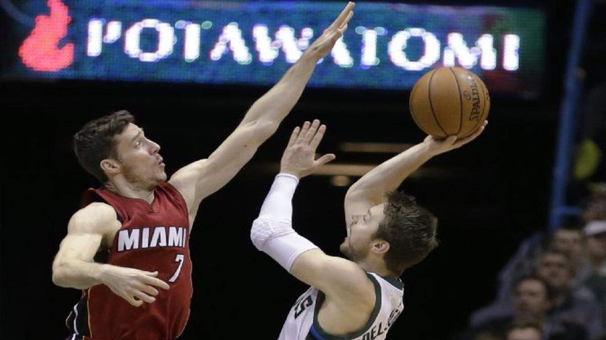 El armador del Heat Goran Dragic (izq.) bloquea el tiro de Matthew Dellavedova, de Milwaukee, en el partido efectuado el 8 de febrero del 2017.