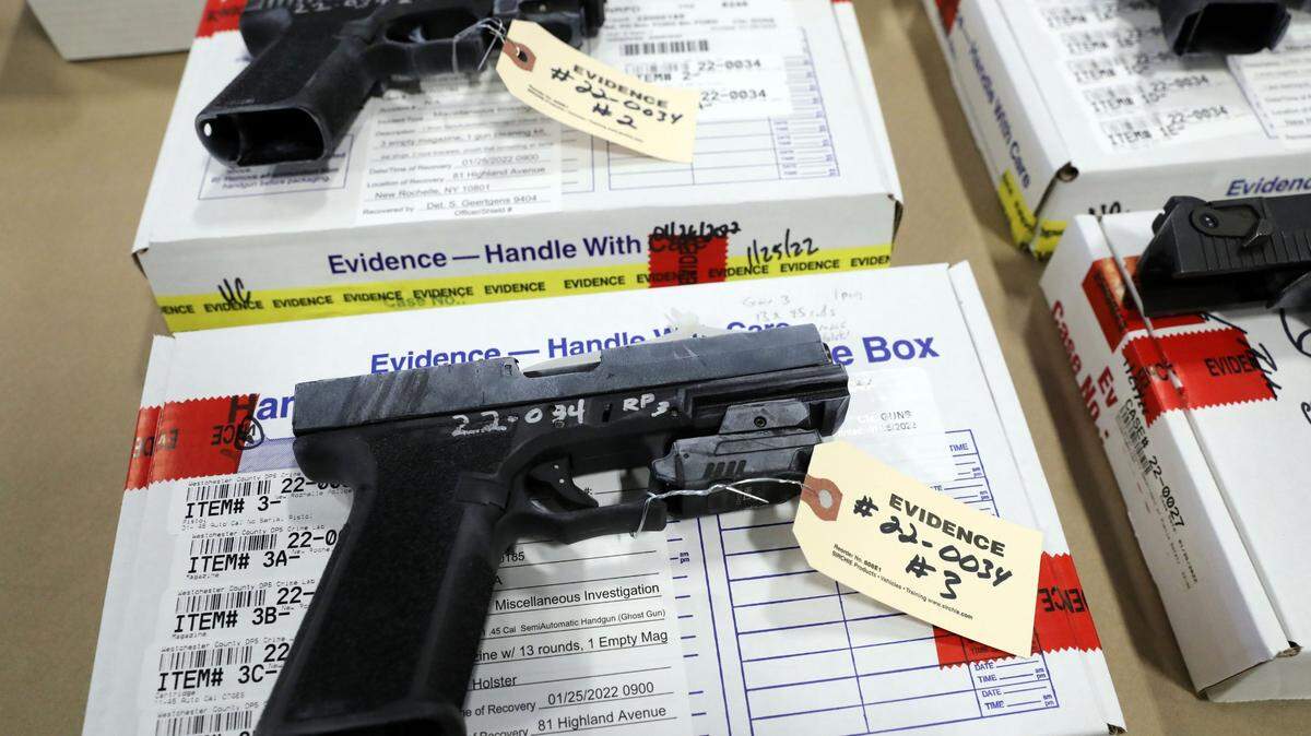 Foto de archivo del 27 de enero de 2022 que muestra “armas fantasmas” decomisadas durante un operativa policial en Valhalla, Nueva York.