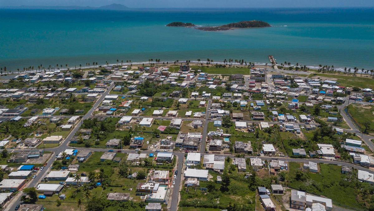 El huracán María destrozó esta comunidad playera en Punta Santiago, Humacao. Un año después, muchas casas todavía tienen por techo lonas azules.