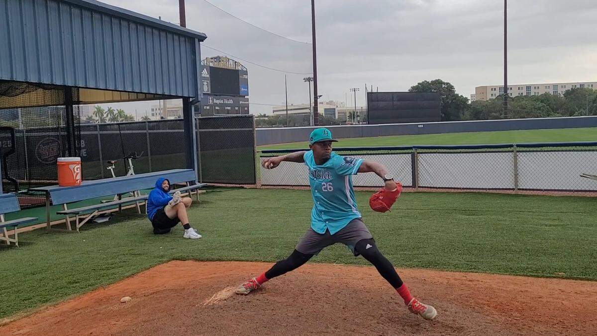 Raisel Iglesias lanza en un entrenamiento en la temporada baja en Florida.
