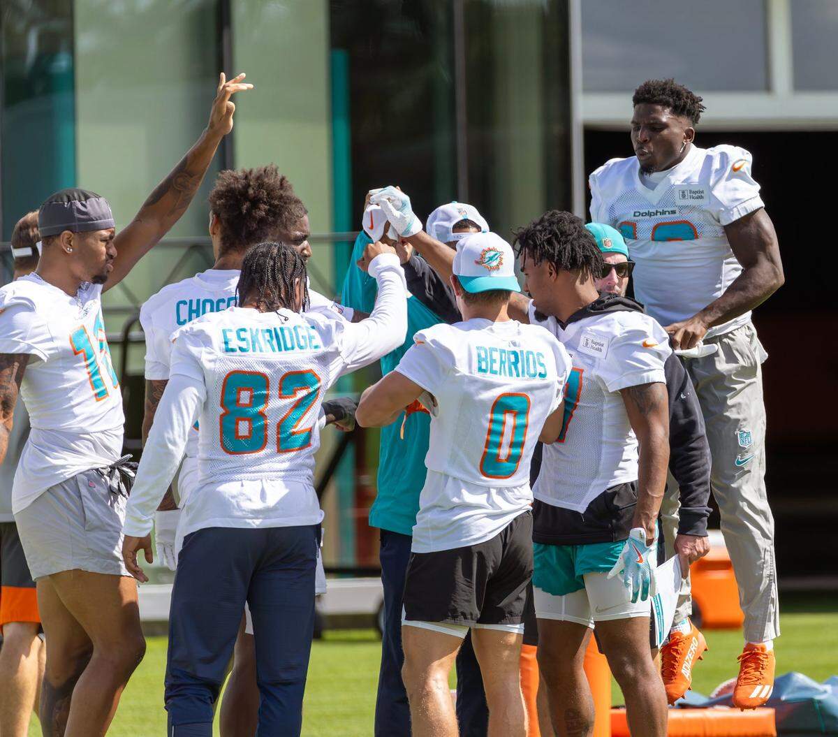Los jugadores de los Dolphins se reúnen durante una práctica con el equipo el 11 de septiembre de 2024 en el Baptist Health Training Complex en Miami Gardens, Florida.