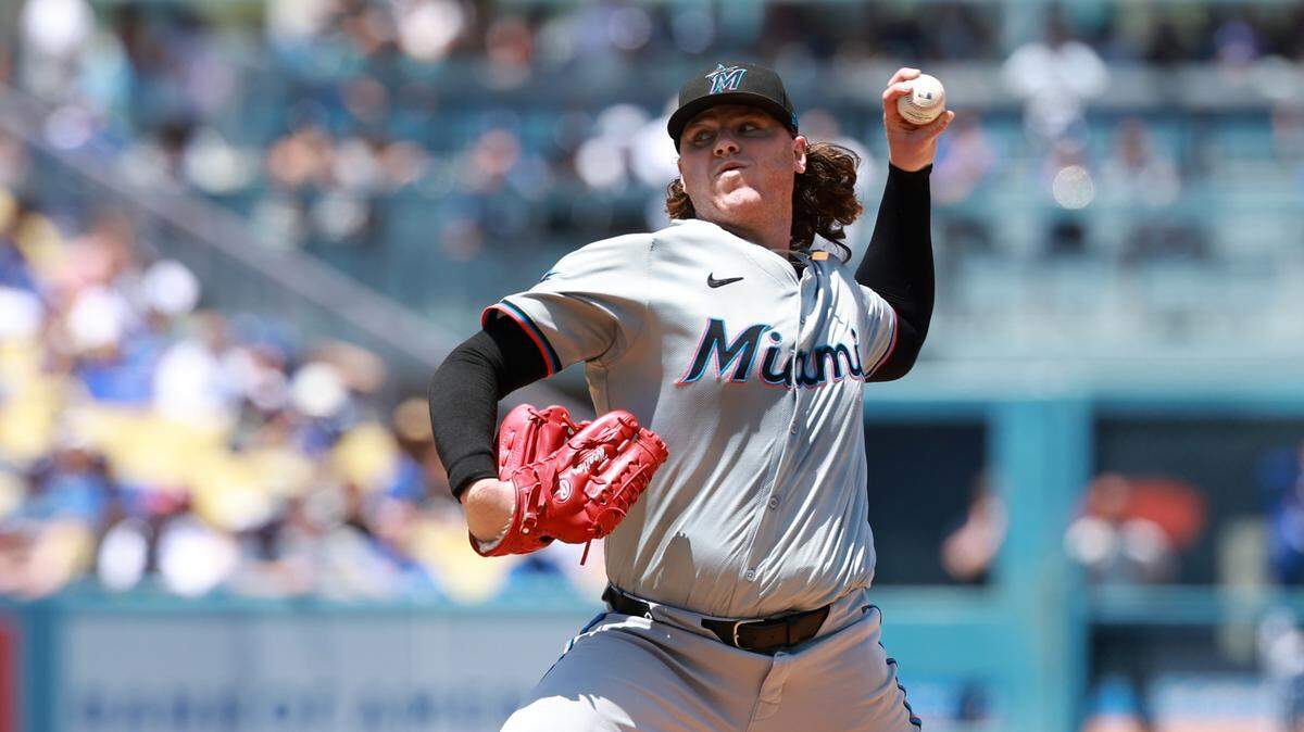 El pitcher de los Marlins de Miami Ryan Weathers lanza en el sexto inning del partido ante los Dodgers, celebrado el 8 de mayo de 2024 en Los Angeles.