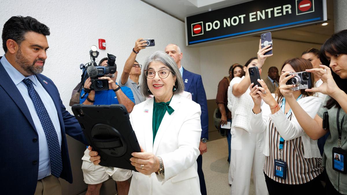 La alcaldesa Daniella Levine Cava, en el centro, es la primera persona que utiliza RouteMe en una demostración con Dimas Lipiz, director ejecutivo y cofundador de RouteMe, a la izquierda, el jueves 15 de agosto de 2024, en el Aeropuerto Internacional de Miami. RouteMe muestra “una forma de encontrar el camino en interiores, paso a paso, y que utiliza inteligencia artificial para hacer que sea prácticamente imposible perderse”, dijo Dimas. Sigue el camino y muestra flechas que indican qué camino tomar mientras sostienes tu teléfono inteligente o tableta.