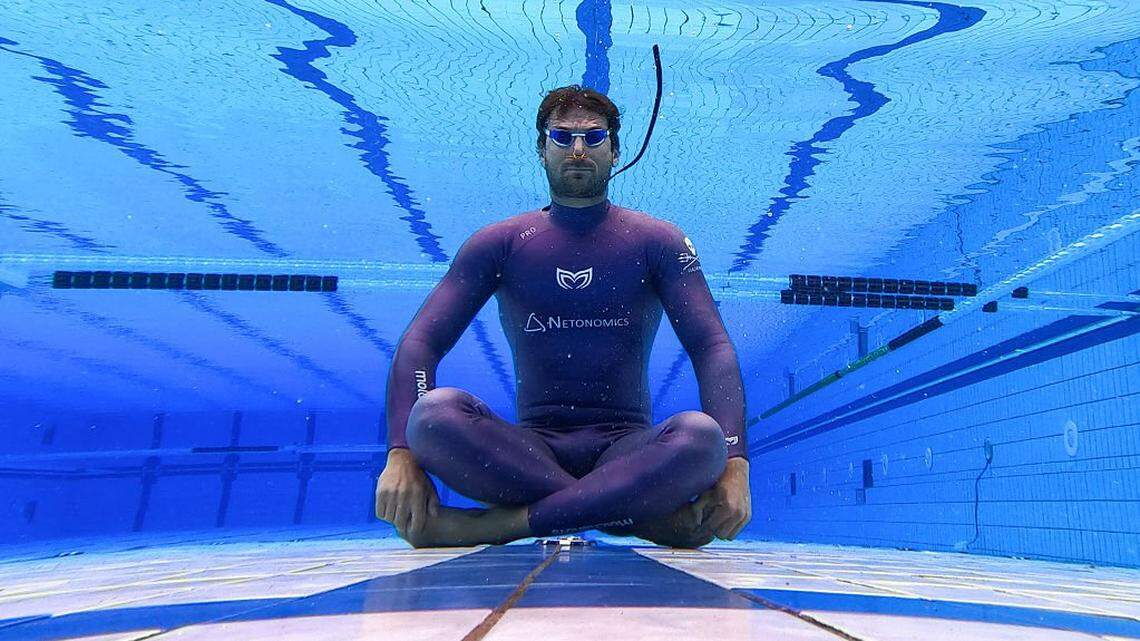 Tras pasar 29 minutos bajo el agua, un apneísta desafía los límites humanos