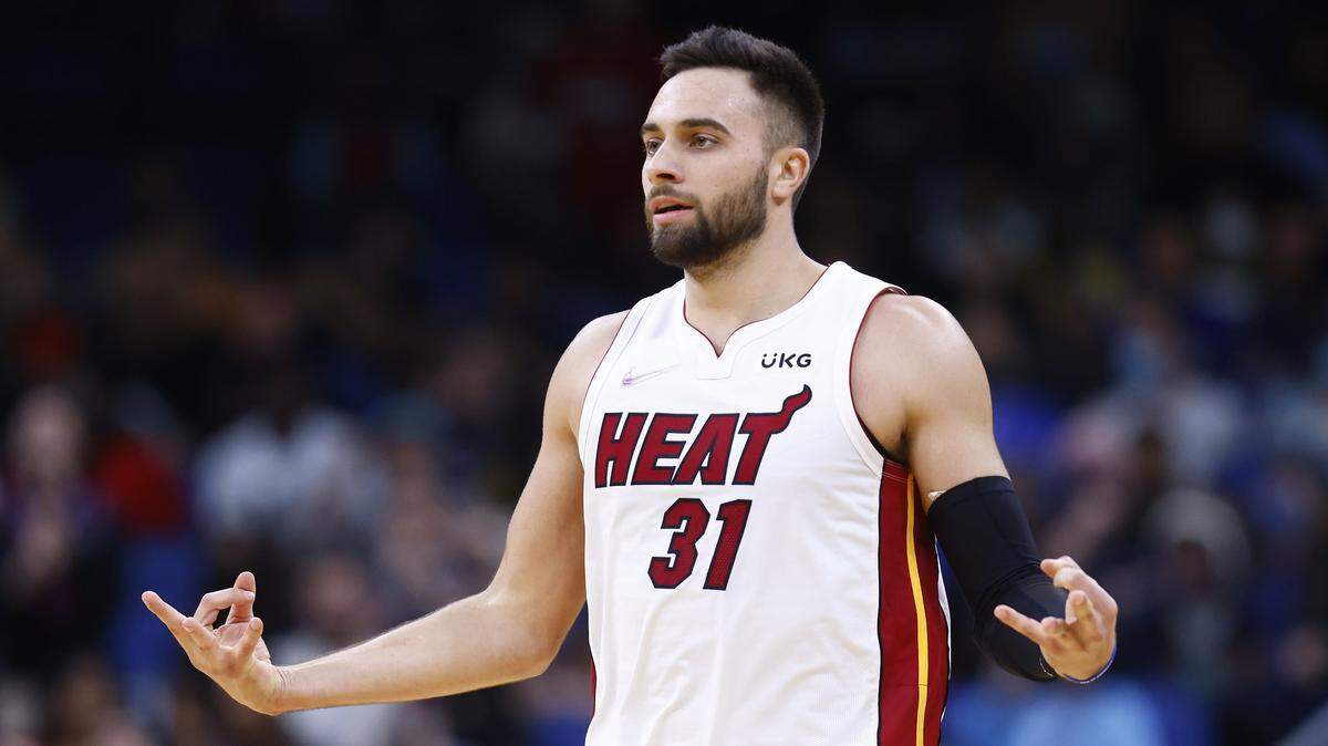 Max Strus # 31 del Miami Heat celebra un triple contra el Orlando Magic durante la segunda mitad en el Amway Center el 17 de diciembre de 2021 en Orlando, Florida.