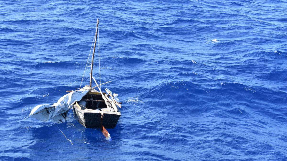 Precaria embarcación en la que viajaban tres balseros cubanos.