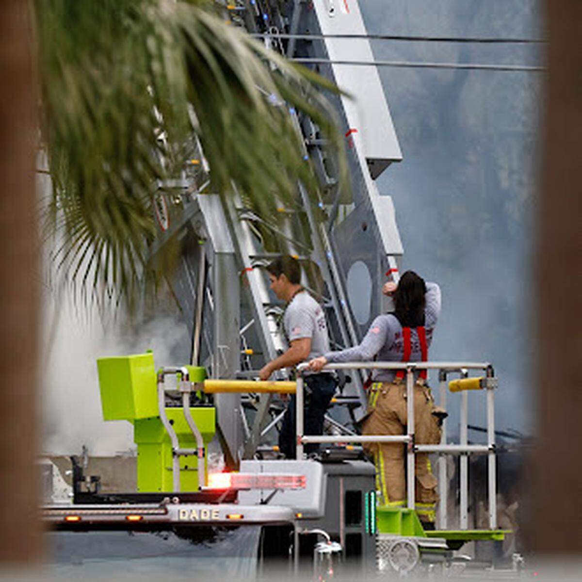 Las unidades de bomberos de Miami-Dade combaten un incendio la madrugada del jueves en una vivienda que se cree pertenece al entrenador del Miami Heat, Erik Spoelstra, cerca de Ponce de Leon y Davis, en el sur de Miami-Dade.