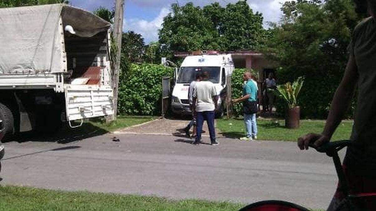 La Policía cubana junto a paramédicos y otras autoridades durante el desalojo de una casa en La Habana.