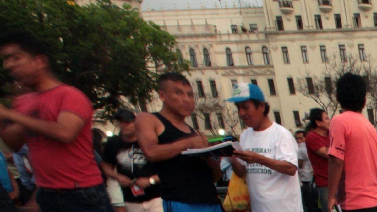 Cientos de manifestantes pertenecientes a Colectivos civiles y organizaciones sociales marchan este jueves 19 de enero del 2017, en la ciudad de Lima (Perú), para rechazar los casos de corrupción de los últimos años en el país, relacionados con empresas brasileñas como Odebrecht. 