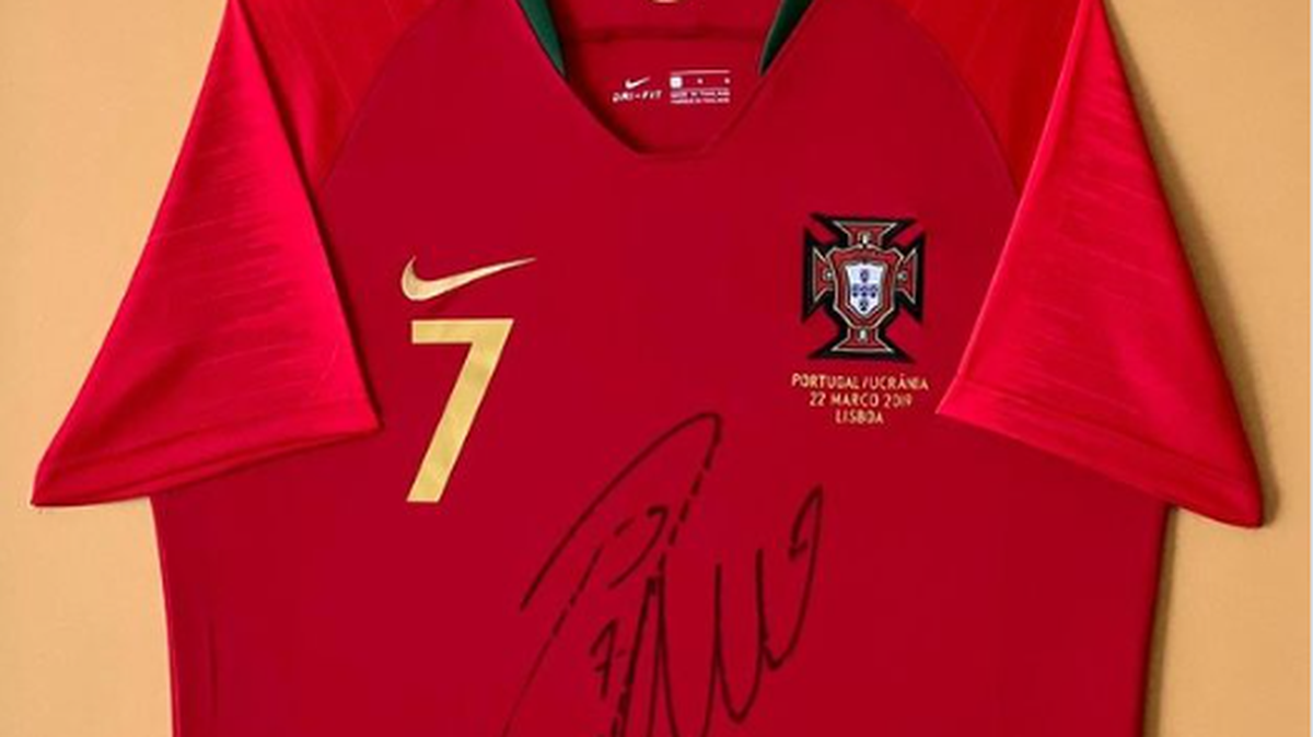  Save Ukraine Now, una iniciativa creada en Ucrania para ayudar al ejército de la región de Ivano-Frankivsk, subastó una camiseta firmada por el futbolista Cristiano Ronaldo con la que han obtenido más de 2.000 euros, informa este lunes la agencia local Ukrinform.