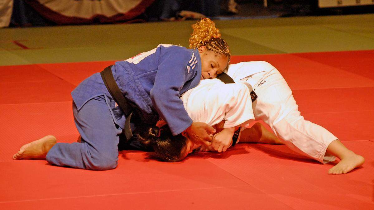 La judoca cubana Driulis González (izq.) en su pelea con la brasileña Yuri Danielli en la división de 63-kg class en el Panamericano de Judo, celebrado el 8 de marzo de 2008 en Miami.